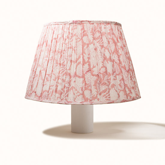 Abat Jour plissé rose pâle imprimé fleurs.