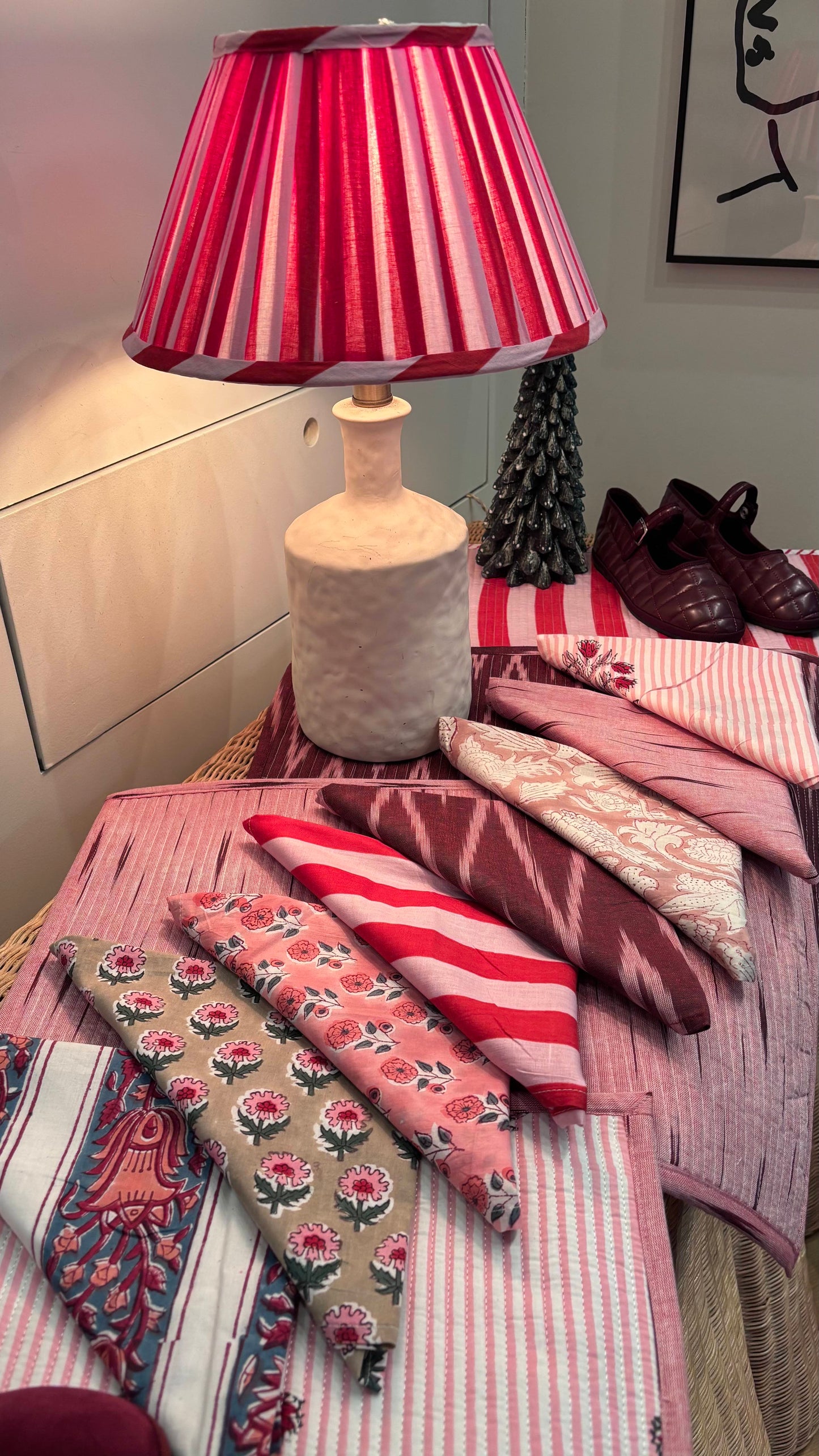 Abat Jour plissé rayé rouge et rose.