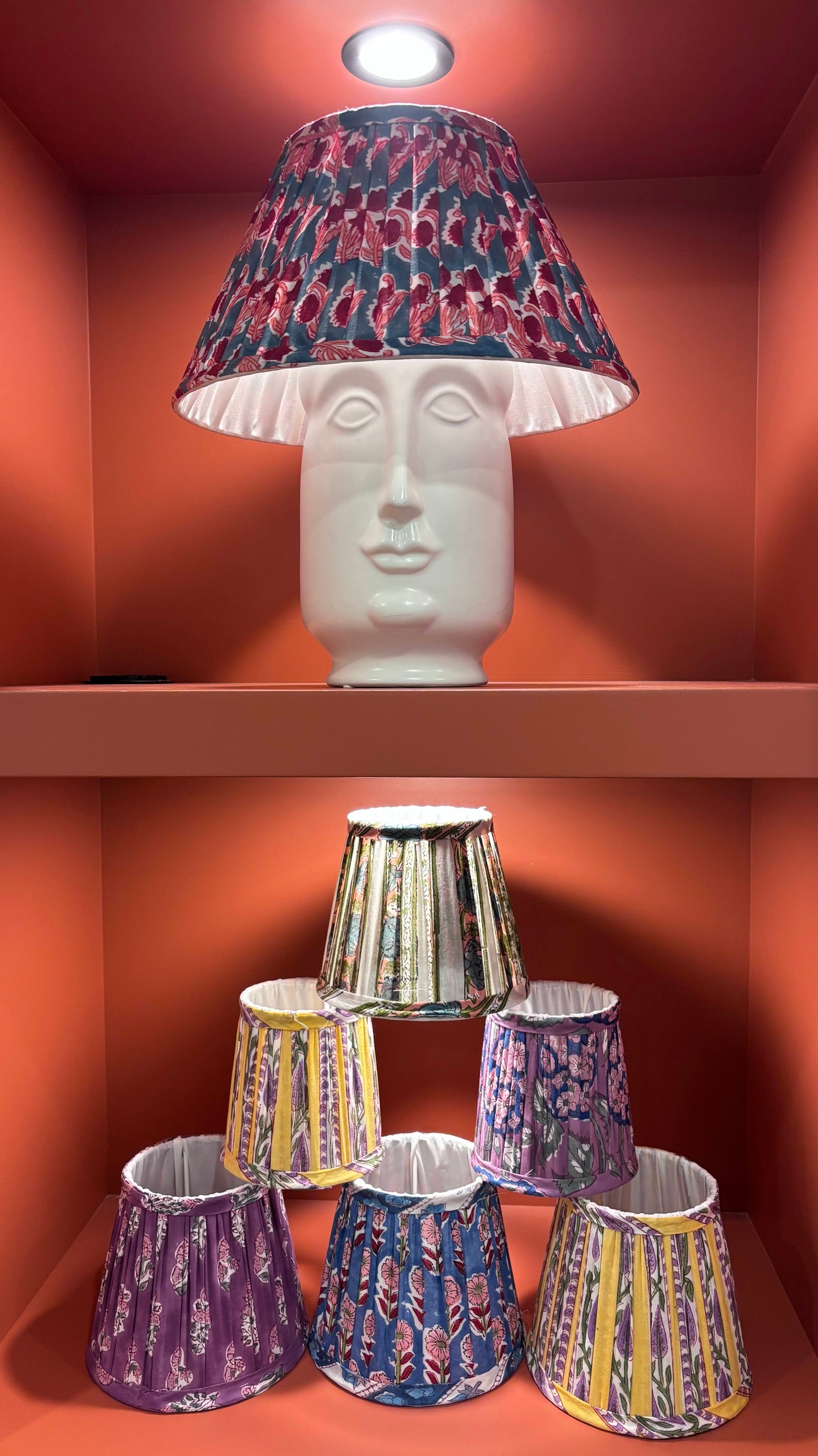 Abat Jour plissé bleu denim imprimé fleurs rose framboise.